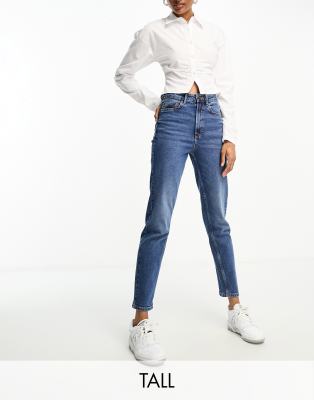 Stradivarius Tall - Schmal geschnittene Mom-Jeans mit Stretchanteil in authentischem Blau