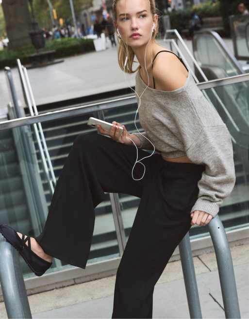 Stradivarius Tall soft-touch wide-leg jogger trousers with front seam detail in black, 4 of 7