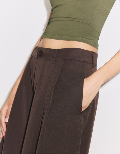 Stradivarius Tall vida byxor med pressveck i brunt, 4 av 4