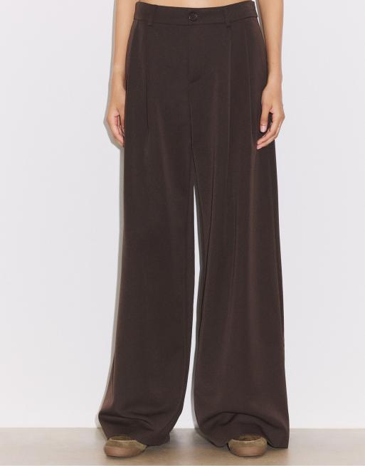 Stradivarius Tall weite, elegante Hose mit Bügelfalten in Braun, 2 von 4