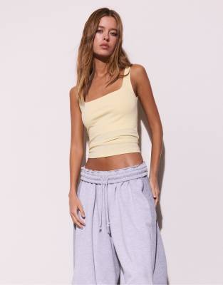 Stradivarius - Tanktop in Pastellgelb mit eckigem Ausschnitt