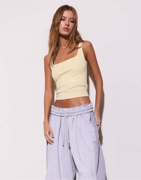 Stradivarius – Tanktop in Pastellgelb mit eckigem Ausschnitt - view 1