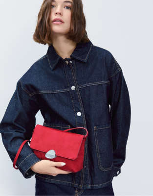 Stradivarius - Tasche aus Wildlederimitat in Rot mit asymmetrischem Metallverschluss