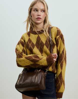Stradivarius - Tasche in brauner Lederoptik mit Reißverschlüssen-Brown