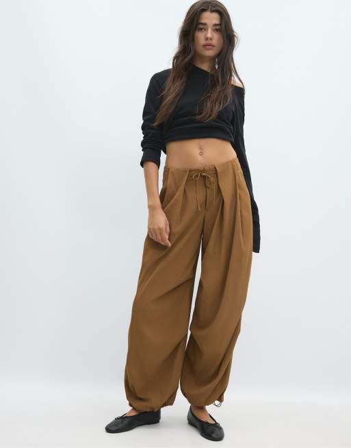 Stradivarius technische geplooide broek in donker camel, 5 van 7