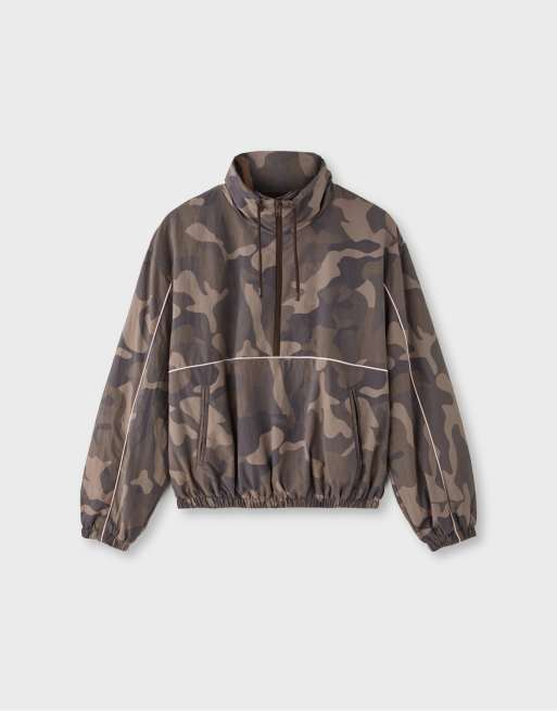 Stradivarius technischer Windbreaker mit Camouflage-Muster in Braun, 5 von 6