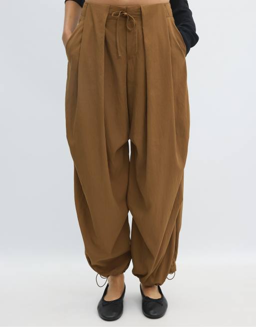 Stradivarius tekniske plisserede bukser i mørk camel, 2 af 7