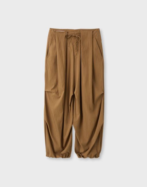 Stradivarius tekniske plisserede bukser i mørk camel, 6 af 7