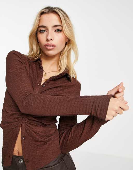 Stradivarius textured stretch 90s shirt in chocolate, 4 of 4