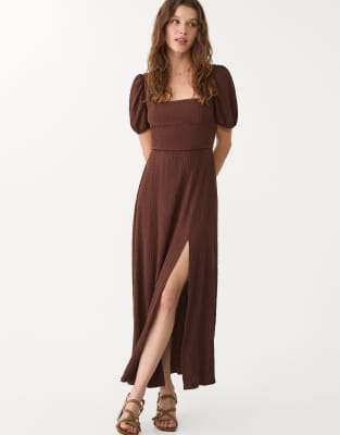 Stradivarius - Texturiertes Milchmädchen-Maxikleid in Braun mit überkreuztem Design auf der Rückseite