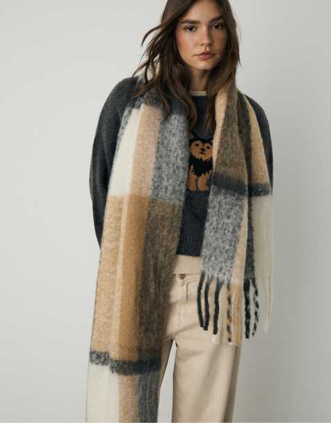 Stradivarius Thick check scarf in black - view 1