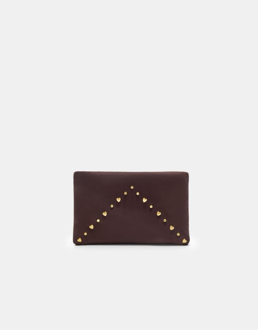 Stradivarius - Toilettas van imitatiesuède met studs en hartjes in bruin