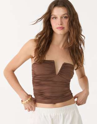 Stradivarius - Top a fascia marrone con dettaglio a V - view 1