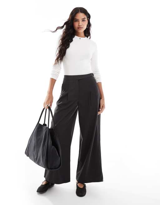 Stradivarius - Top a maniche lunghe bianco a coste con scollo rotondo