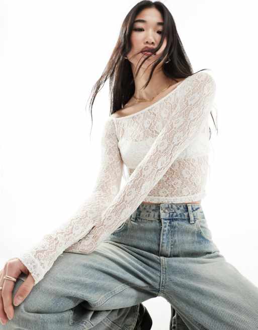 Stradivarius - Top a maniche lunghe écru a spalle scoperte con dettaglio in pizzo