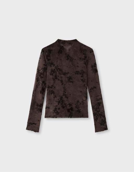 Stradivarius top floccato a maniche lunghe con alamari marrone, 6 di 6