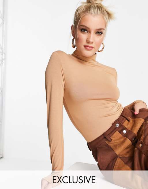 Stradivarius - Top in jersey con collo alto beige 