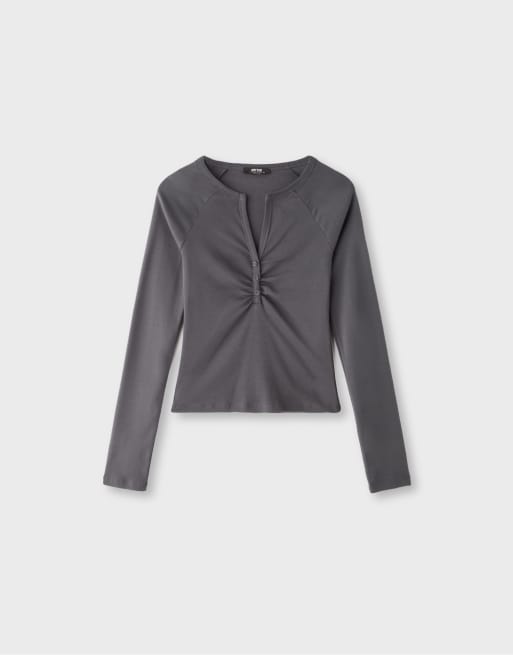 Stradivarius top met lange mouwen en henleyhals in donkergrijs, 5 van 7