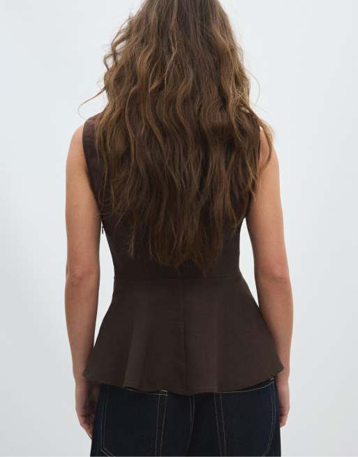 Stradivarius top sans manches à col montant et basque marron, 3 de 7