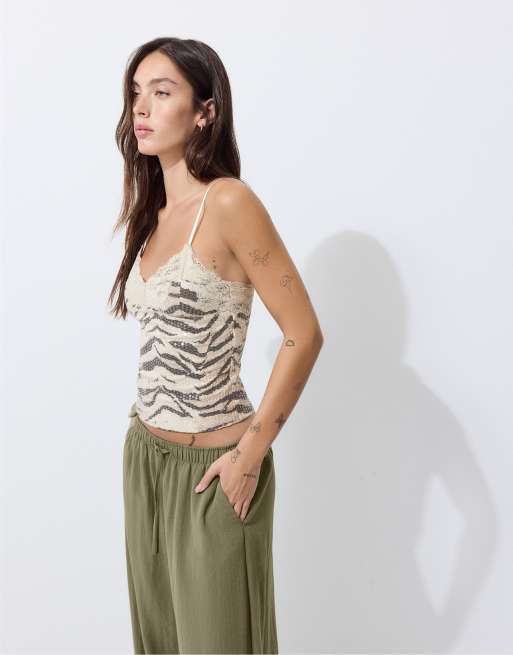 Stradivarius topp med djurmönster och paljetter i beige, slim fit, 2 av 4