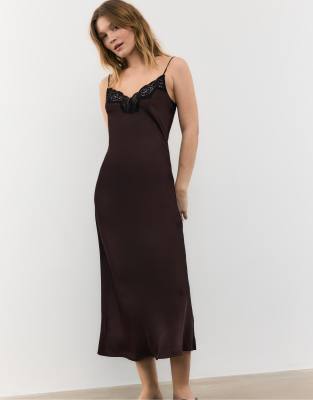 Stradivarius - Trägerkleid aus Satin in Braun-Brown