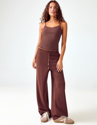 Stradivarius - Trägerloses Basic-Tanktop in Braun
