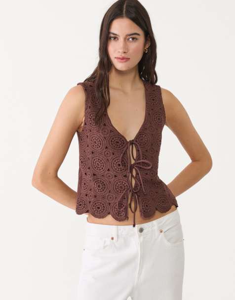 Stradivarius – Trägertop in Braun mit kontrastierendem Häkel-Design - view 1