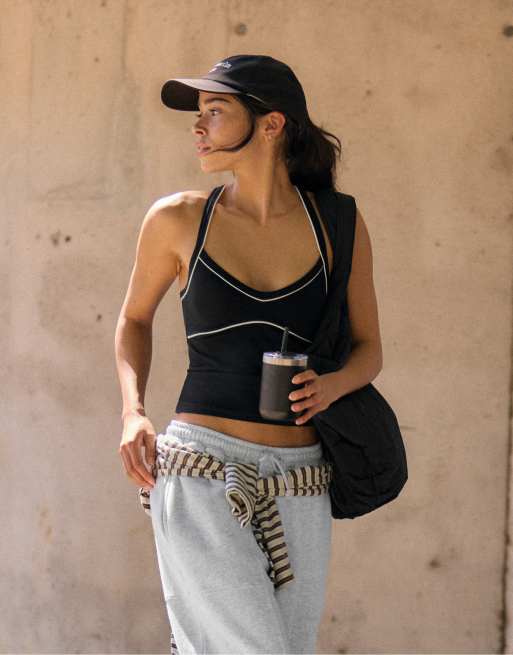 Stradivarius Trägertop mit kontrastierenden Cups in Schwarz, 2 von 6