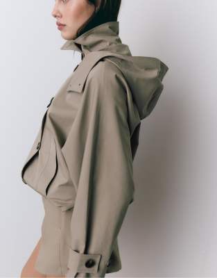 Stradivarius - Trench-coat court à manches bouffantes avec capuche amovible - Beige-Neutre