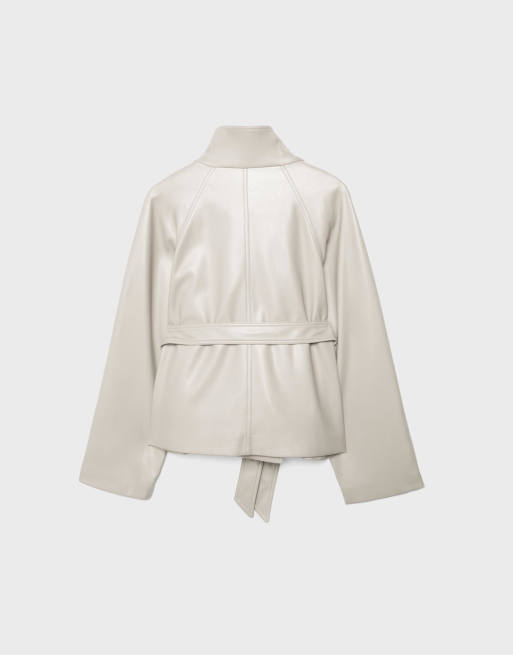 Stradivarius - Trench-coat imitation cuir à col montant - Écru, 7 de 7