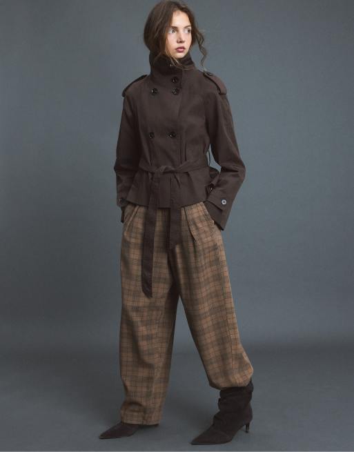 Stradivarius trench corto con collo alto e cintura marrone, 5 di 7