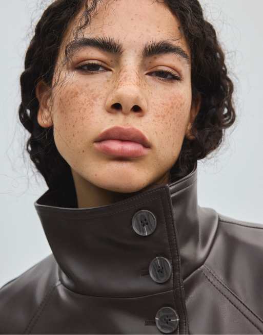 Stradivarius trench corto effetto pelle grigio scuro, 4 di 7