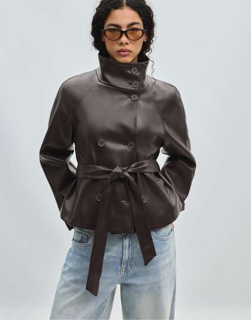 Stradivarius trench corto effetto pelle grigio scuro, 5 di 7