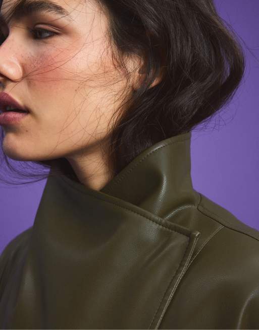 Stradivarius trench lungo effetto pelle con collo a cascata in khaki, 4 di 7