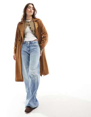 Stradivarius - Trenchcoat aus Wildlederimitat in Kamelbraun-Neutral