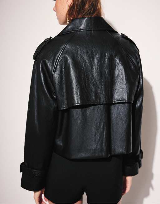 Stradivarius trenchcoat i läderimitation, kort modell, svart, 3 av 7
