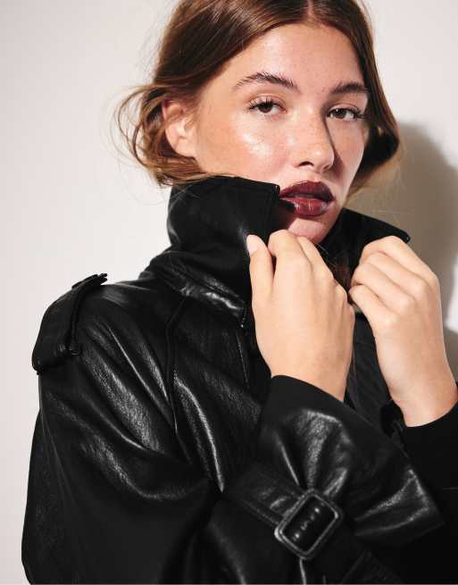 Stradivarius trenchcoat i läderimitation, kort modell, svart, 4 av 7