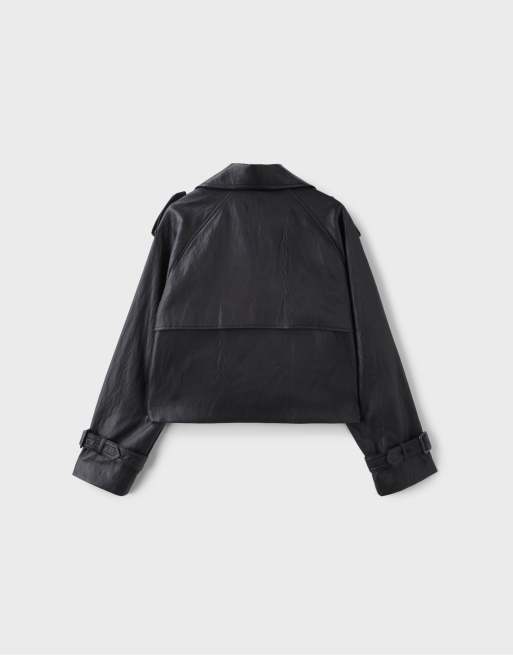 Stradivarius trenchcoat i læderlook med cropped længde i sort, 7 af 7