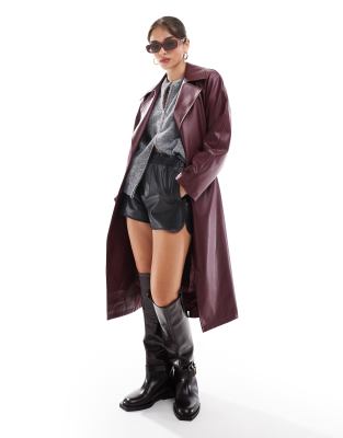 Stradivarius - Trenchcoat in burgunderroter Lederoptik