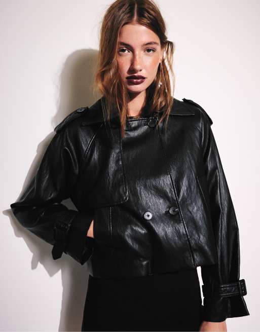 Stradivarius Trenchcoat in Lederoptik, cropped, in Schwarz, 5 von 7