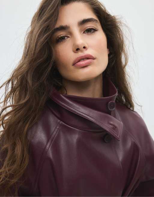 Stradivarius trenchcoat med høj hals og læderlook i burgundy, 4 af 7