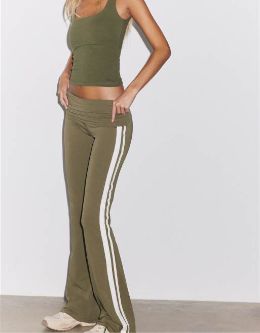 Stradivarius Turn-down waist bell bottom trousers in khaki, 2 of 7