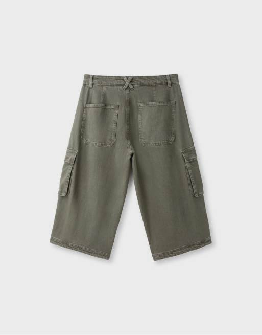 Stradivarius Twill cargo bermuda shorts in khaki, 3 of 3