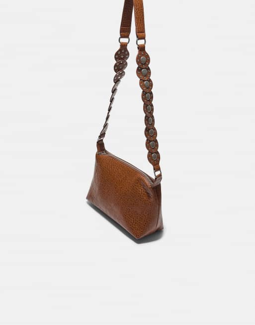Stradivarius Umhängetasche aus Wildleder mit Nieten in hellem Camel, 2 von 3