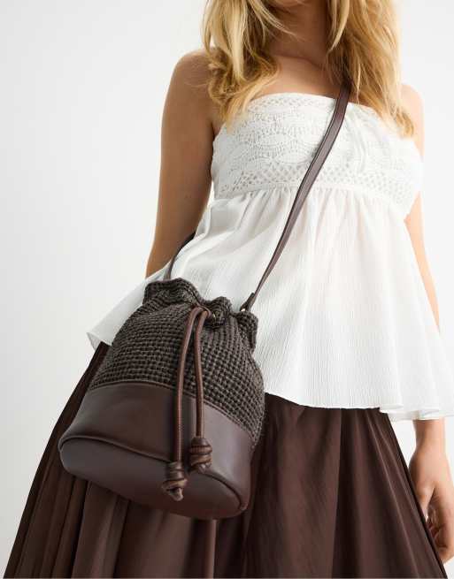 Stradivarius – Umhängetasche in Braun mit kontrastierendem Häkeldesign, 3 von 4