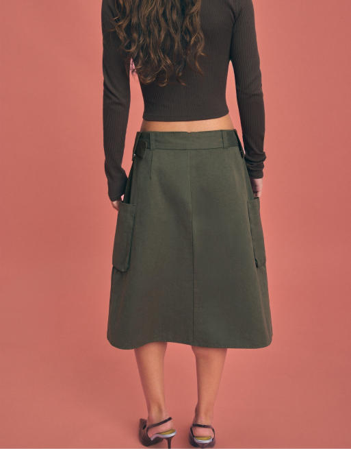 Stradivarius Utility pocket midi skirt in khaki, 3 of 7