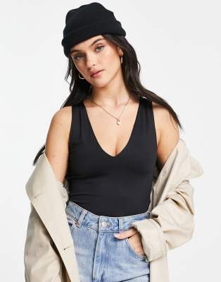 Stradivarius Stradivarius v neck body in black