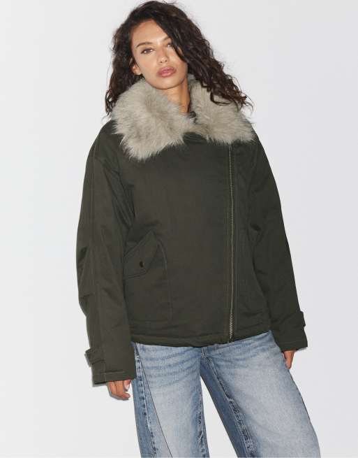 Stradivarius vadderad oversize-jacka i mockaimitation med fuskpälskrage i khaki, 2 av 6