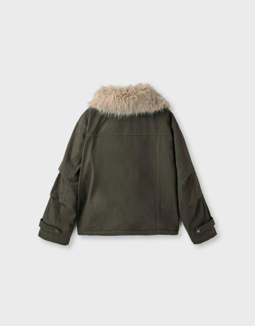 Stradivarius vadderad oversize-jacka i mockaimitation med fuskpälskrage i khaki, 6 av 6