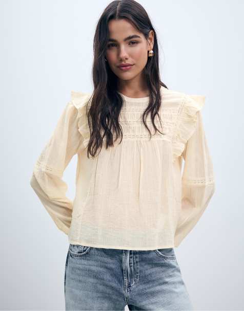Stradivarius – Vaniljevit blus med volanger och spetskant - view 1